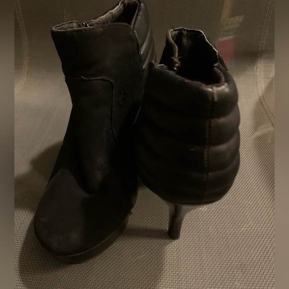 Unlisted Kenneth Cole Reaction Black Stiletto Booties EUC barley worn size 7 med - Picture 4 of 4